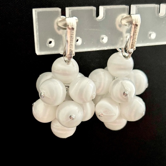 Vintage Sarah Coventry Pearl Silver Clip On Earrings - Picture 2 of 4